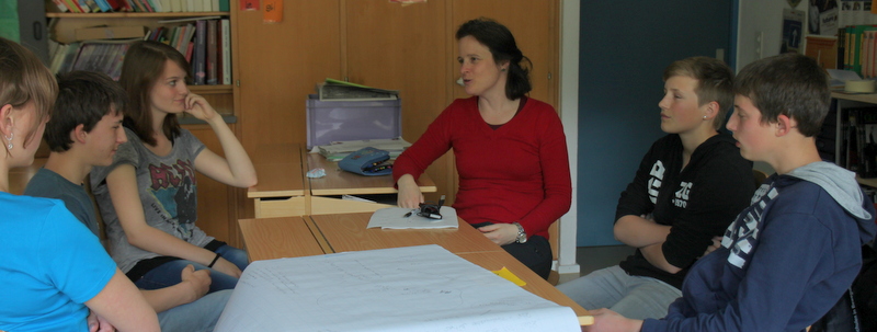 Andrea Keller im Gespräch mit den Schülerinnen